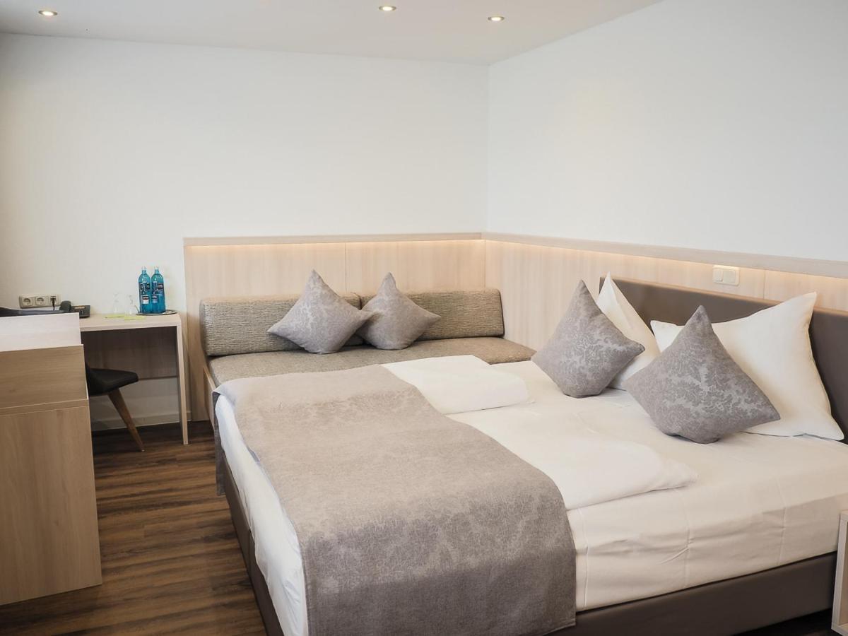 Hotel-Gasthof Weisses Ross Швайг-бай-Нюрнберг Экстерьер фото