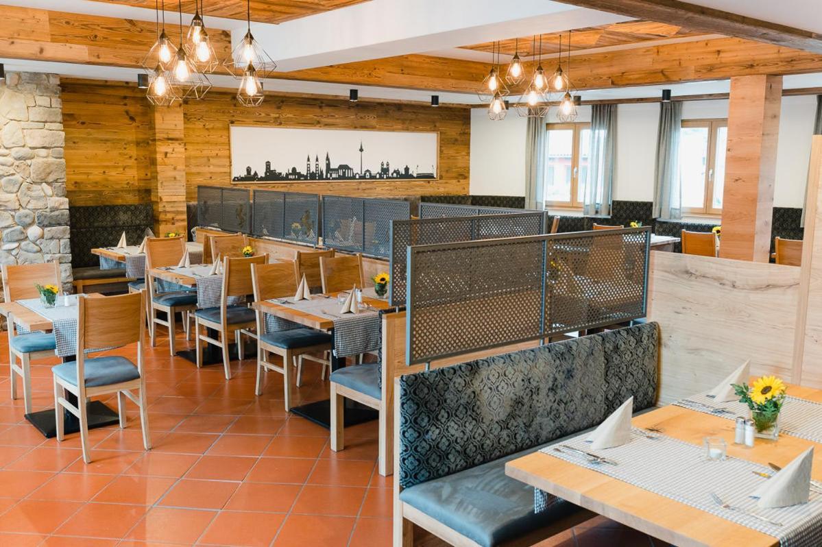 Hotel-Gasthof Weisses Ross Швайг-бай-Нюрнберг Экстерьер фото