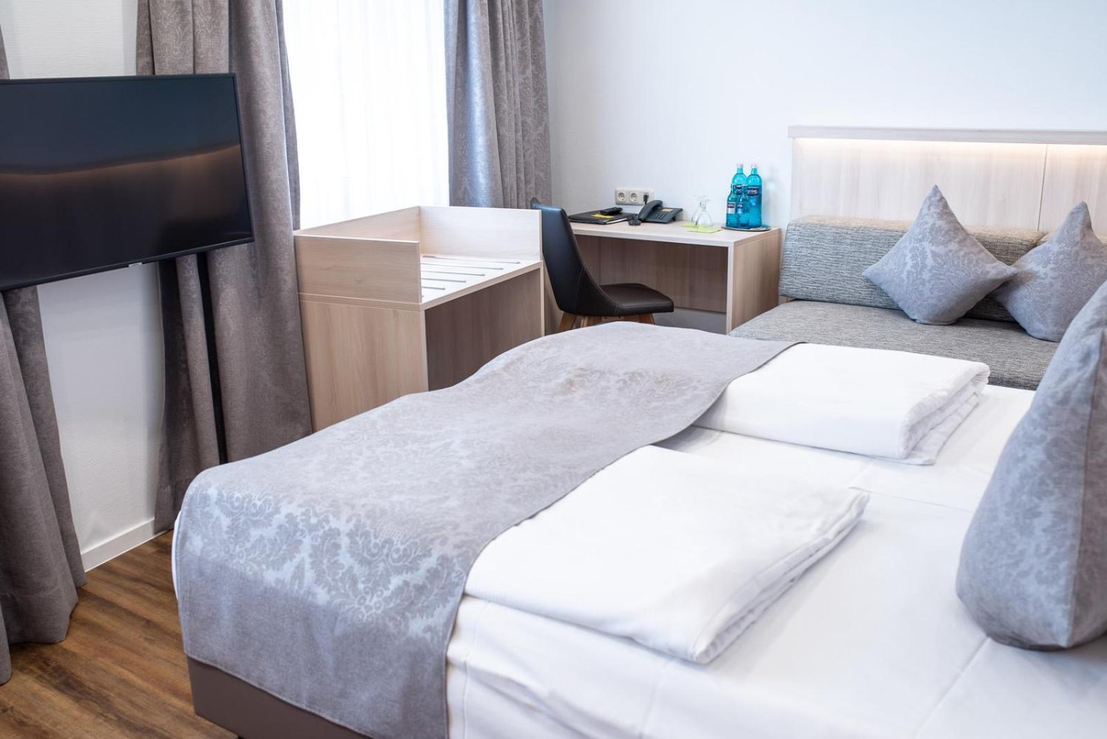 Hotel-Gasthof Weisses Ross Швайг-бай-Нюрнберг Экстерьер фото