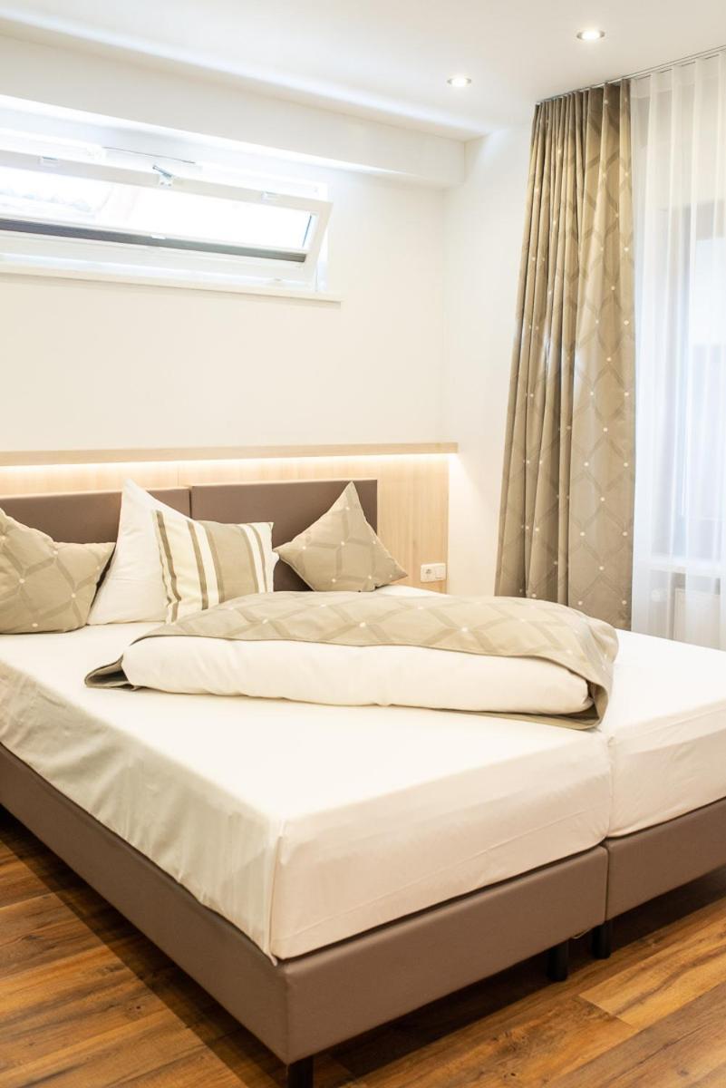 Hotel-Gasthof Weisses Ross Швайг-бай-Нюрнберг Экстерьер фото
