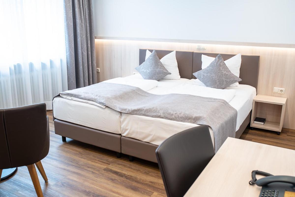 Hotel-Gasthof Weisses Ross Швайг-бай-Нюрнберг Экстерьер фото