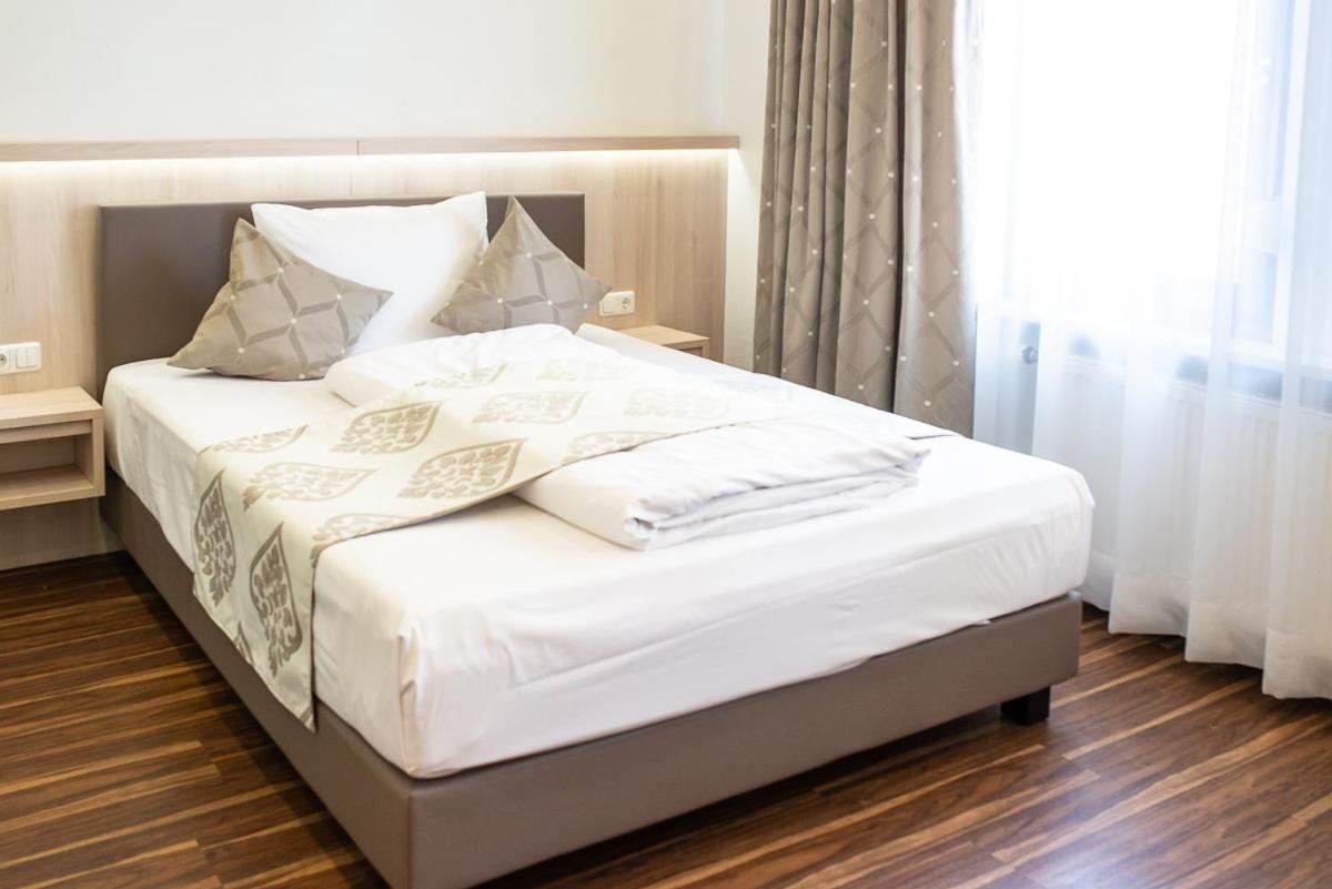 Hotel-Gasthof Weisses Ross Швайг-бай-Нюрнберг Экстерьер фото