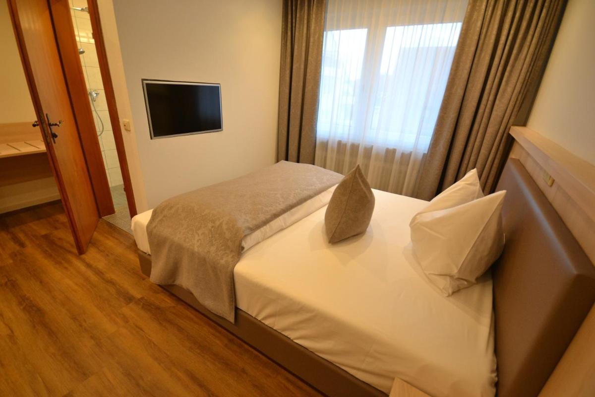Hotel-Gasthof Weisses Ross Швайг-бай-Нюрнберг Экстерьер фото