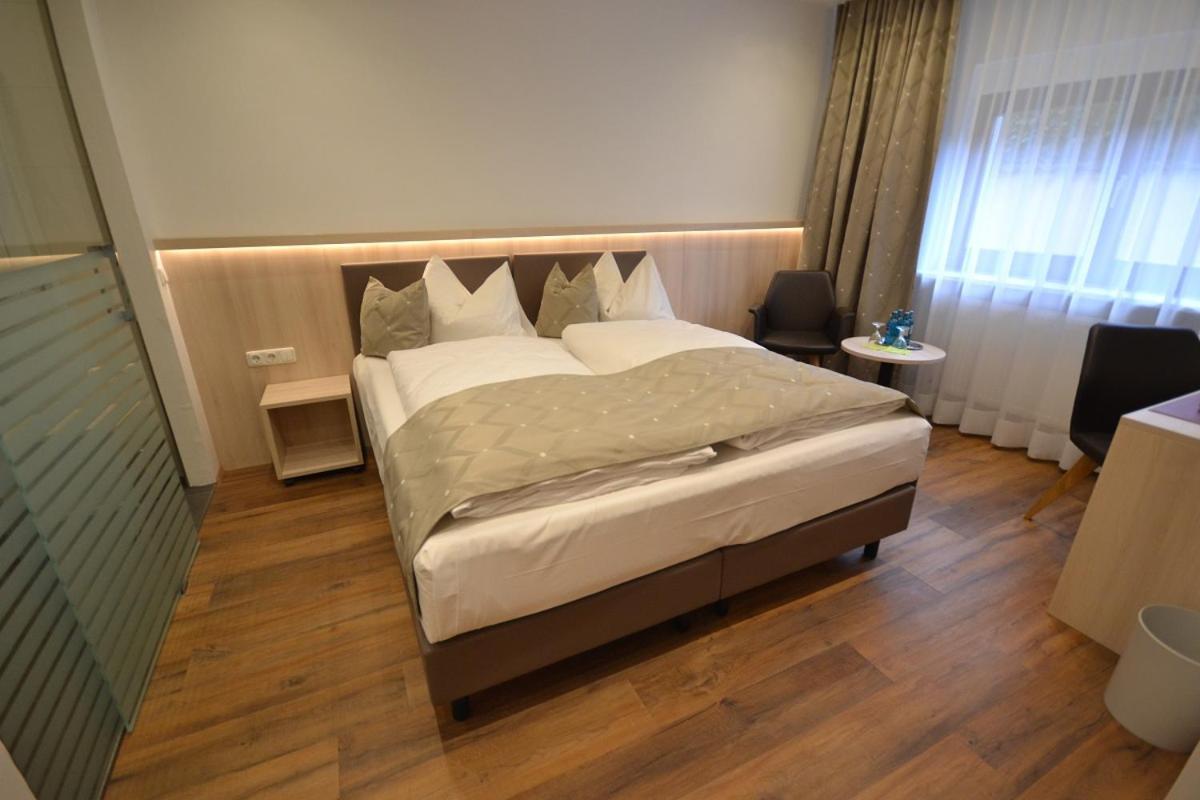 Hotel-Gasthof Weisses Ross Швайг-бай-Нюрнберг Экстерьер фото