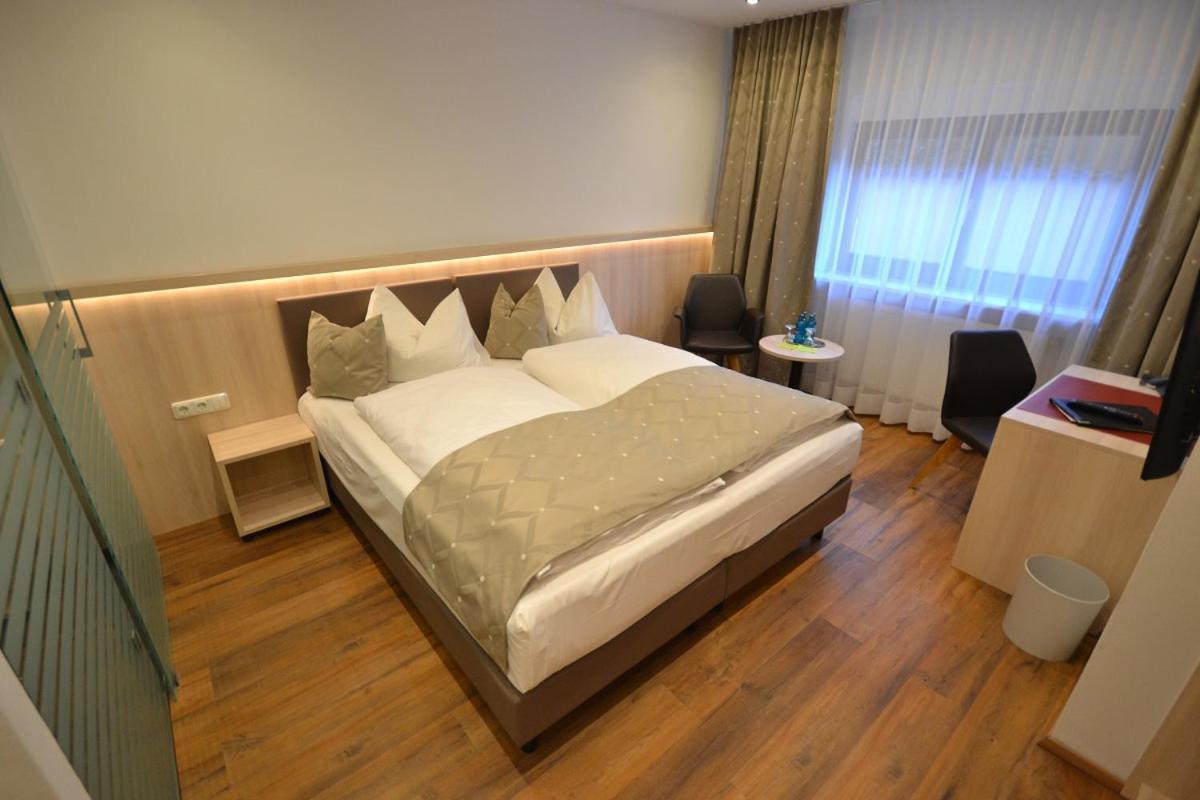Hotel-Gasthof Weisses Ross Швайг-бай-Нюрнберг Экстерьер фото